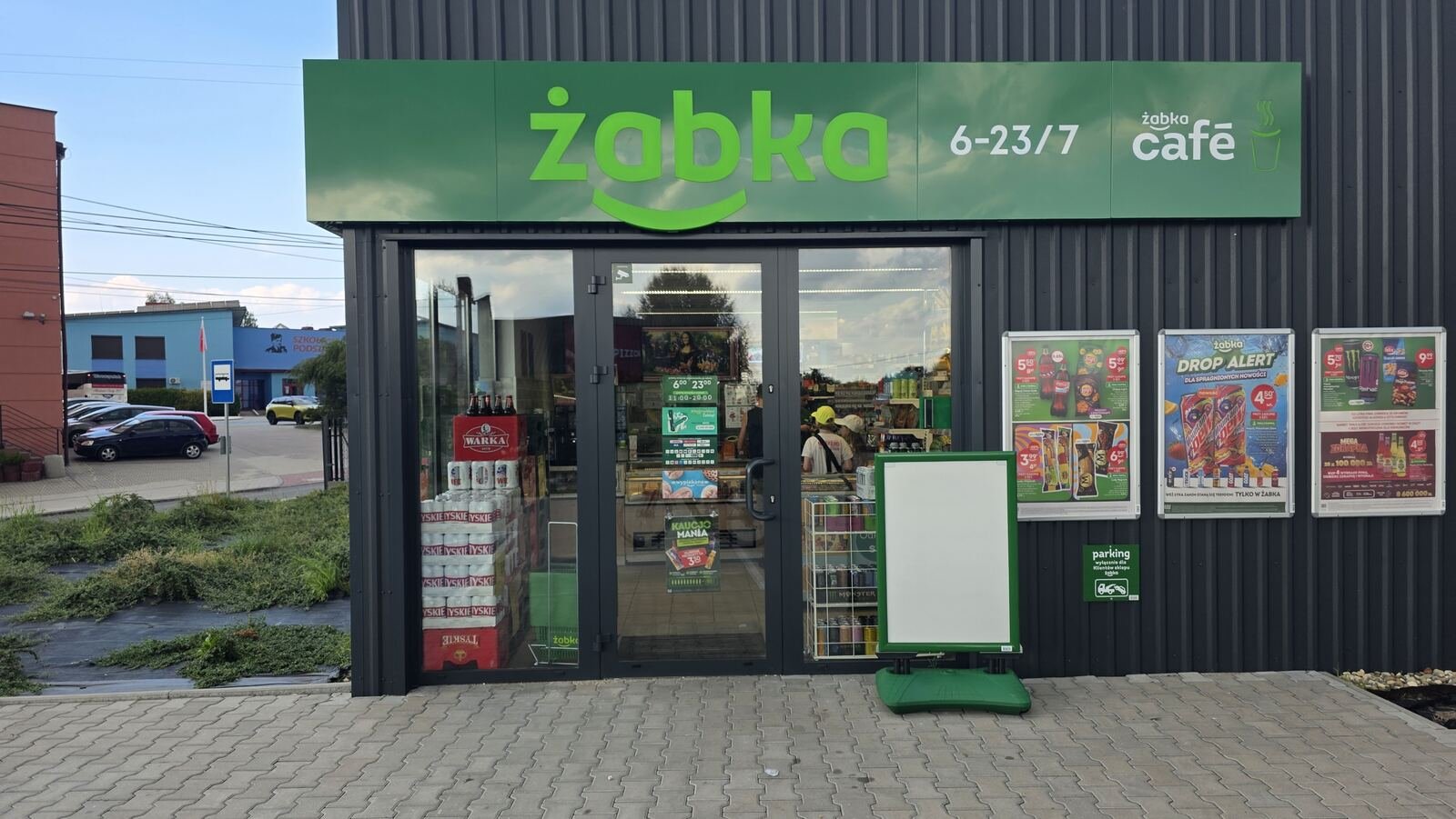 Wolnostojący pawilon z widoczną identyfikacją najemcy Żabka